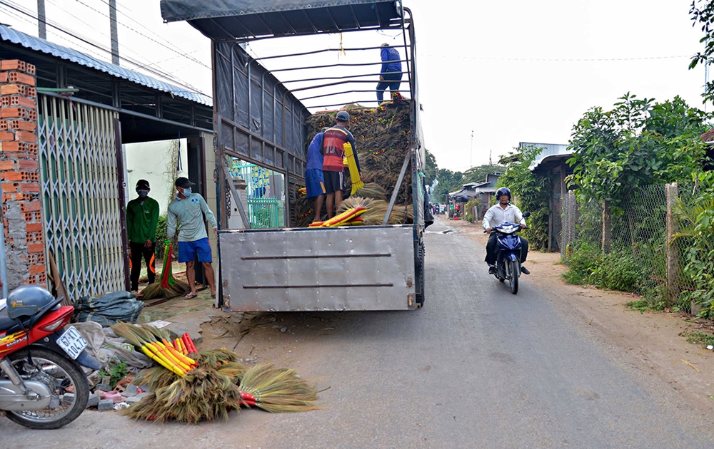 Khẩn trương đưa chổi lên xe để kịp giao cho khách hàng vào dịp Tết.