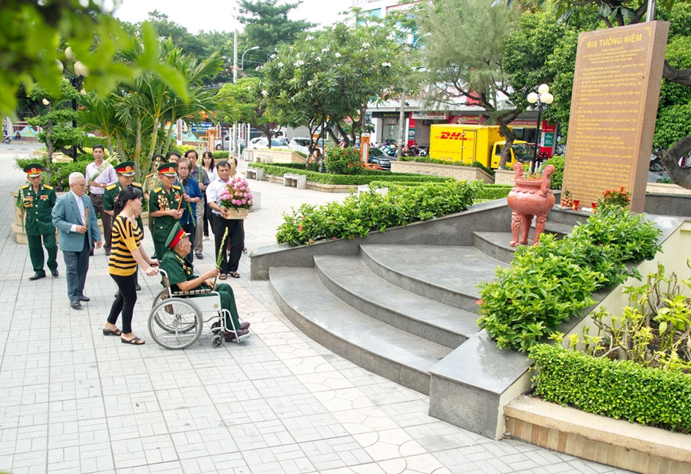 Các cựu chiến binh thăm, viếng Bia tưởng niệm Đội T4, quận 11.