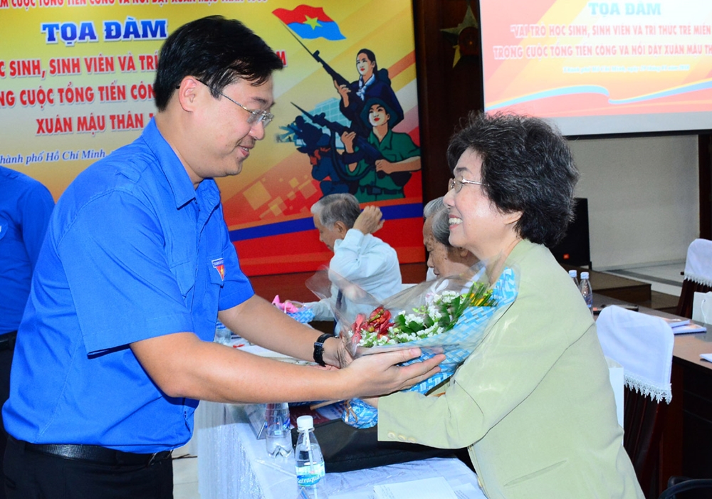 Đồng chí Lê Quốc Phong, Ủy viên dự khuyết Trung ương Đảng, Bí thư Thứ nhất Trung ương Đoàn TNCS Hồ Chí Minh trao hoa tri ân tặng nhân chứng Mậu Thân 1968.