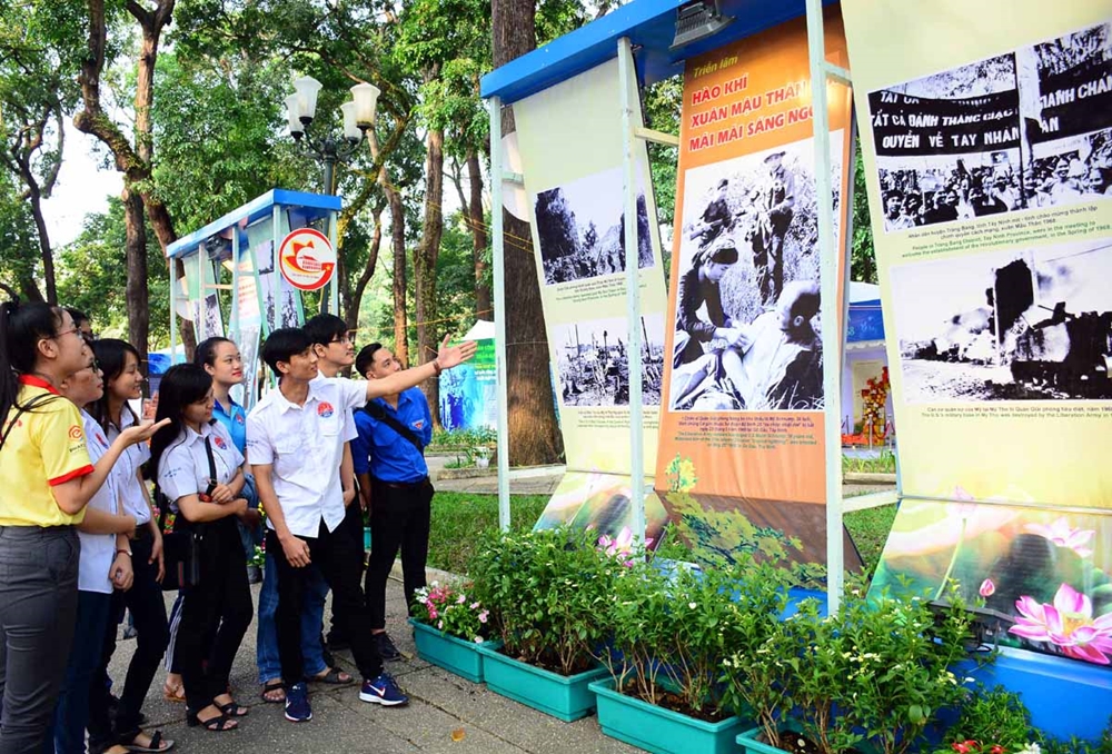 Sinh viên các trường đại học trên địa bàn TP Hồ Chí Minh tham quan Triển lãm kỷ niệm 50 năm cuộc Tổng tiến công và nổi dậy Xuân Mậu Thân 1968 tại công viên 30-4, quận 1.