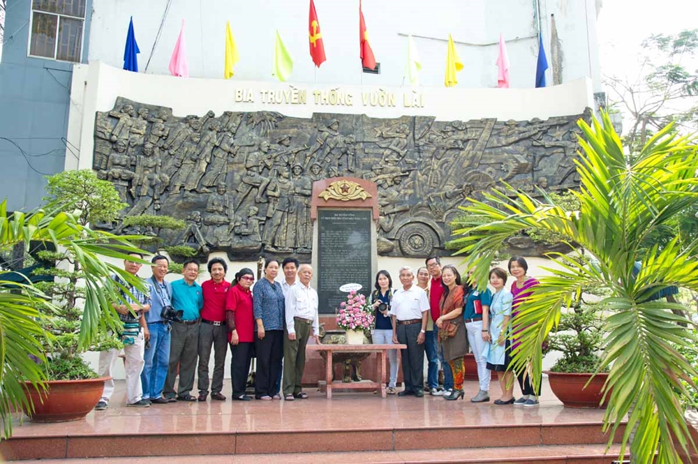 Các cơ quan, đơn vị thực hiện chương trình lịch sử “Hành trình mùa Xuân 1968” viếng Bia tưởng niệm Vườn Lài, quận 10.