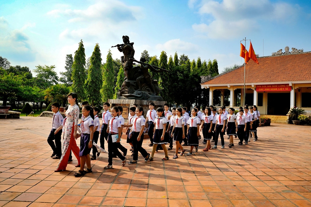 Học sinh Trường THCS Vĩnh Lộc 2 học tập truyền thống tại Khu tưởng niệm dân công hỏa tuyến Vĩnh Lộc, huyện Bình Chánh.