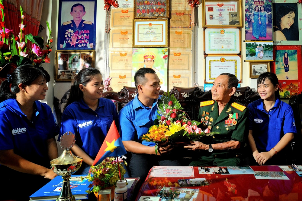 Tuổi trẻ huyện Củ Chi thăm hỏi, tặng quà Đại tá Đặng Xuân Tẻo, nguyên Chính trị viên Đội 5 Biệt động Sài Gòn.