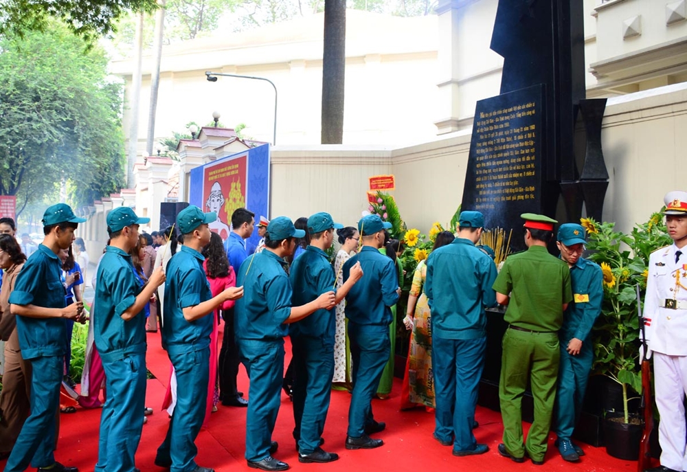 Lực lượng dân quân tự vệ dâng hương tại Bia tưởng niệm lực lượng Biệt động Sài Gòn đánh vào Dinh Độc Lập trong Xuân Mậu Thân 1968.