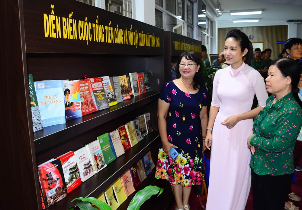 Người dân tham quan trưng bày các đầu sách về Mậu Thân 1968 tại Thư viện Khoa học Tổng hợp TP Hồ Chí Minh.