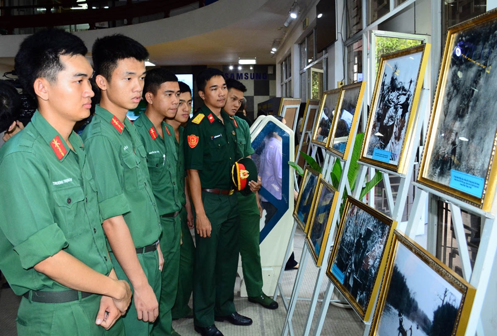 Cán bộ, chiến sĩ Tiểu đoàn Kiểm soát Quân sự 31, Bộ tư lệnh TP Hồ Chí Minh học tập truyền thống tại Triển lãm tư liệu “50 năm – Một mùa Xuân lịch sử”.