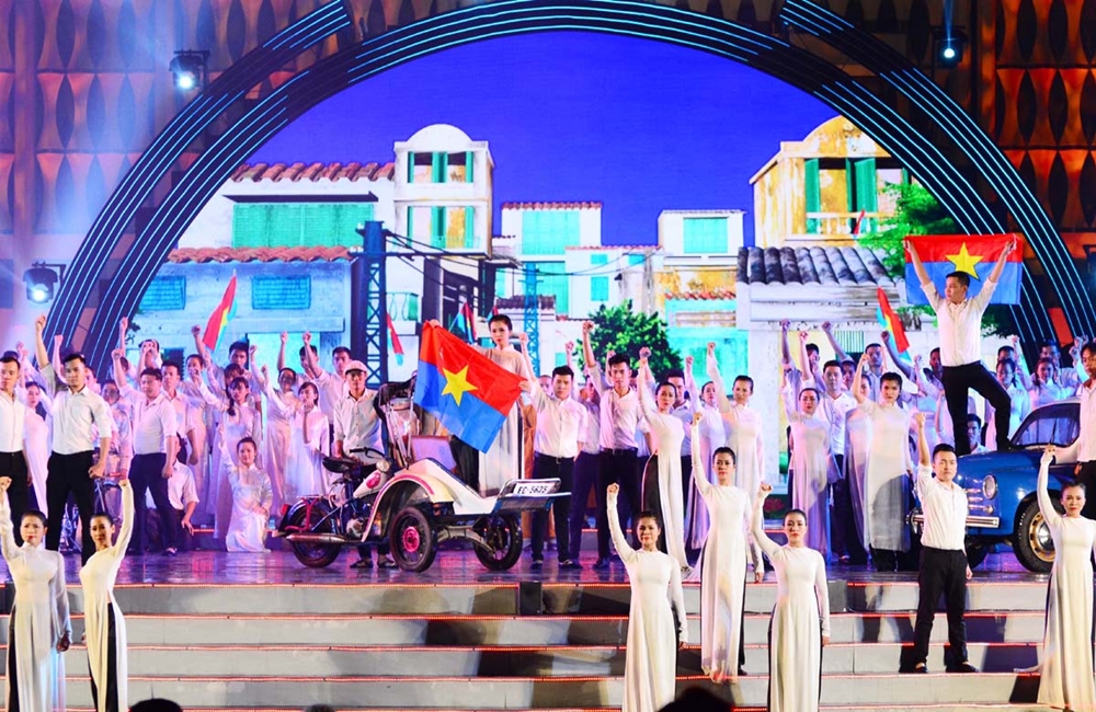 Hoạt cảnh tái hiện phong trào đấu tranh của học sinh, sinh viên Sài Gòn Gia Định trong chương trình nghệ thuật “Chân trần – Chí thép”.