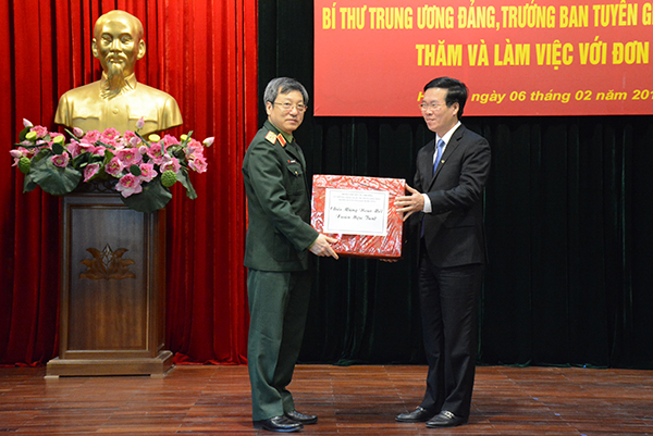 Đồng chí Võ Văn Thưởng thăm và làm việc tại Bộ tư lệnh Tác chiến không gian mạng