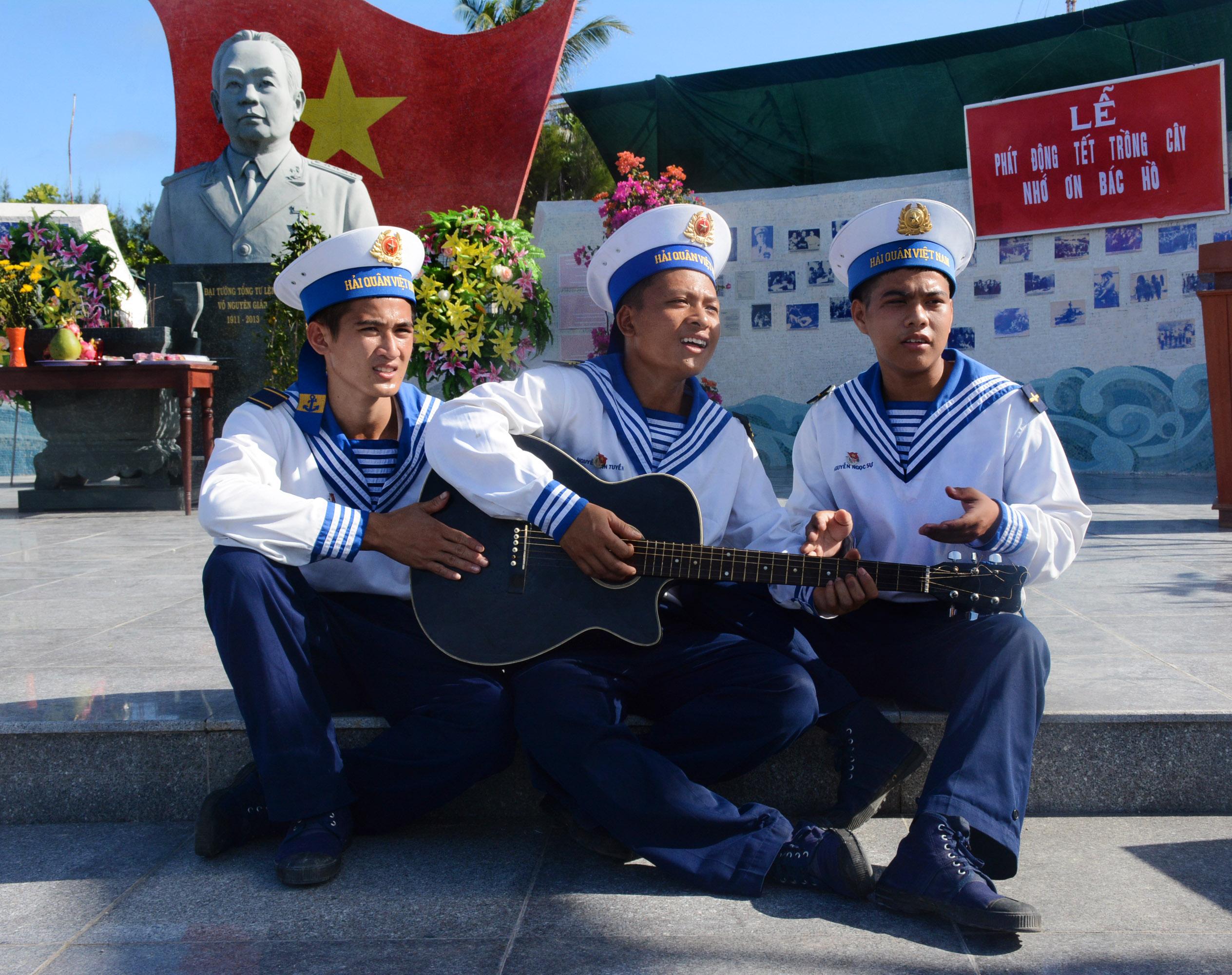 Bên Tượng đài Đại tướng ở Trường Sa