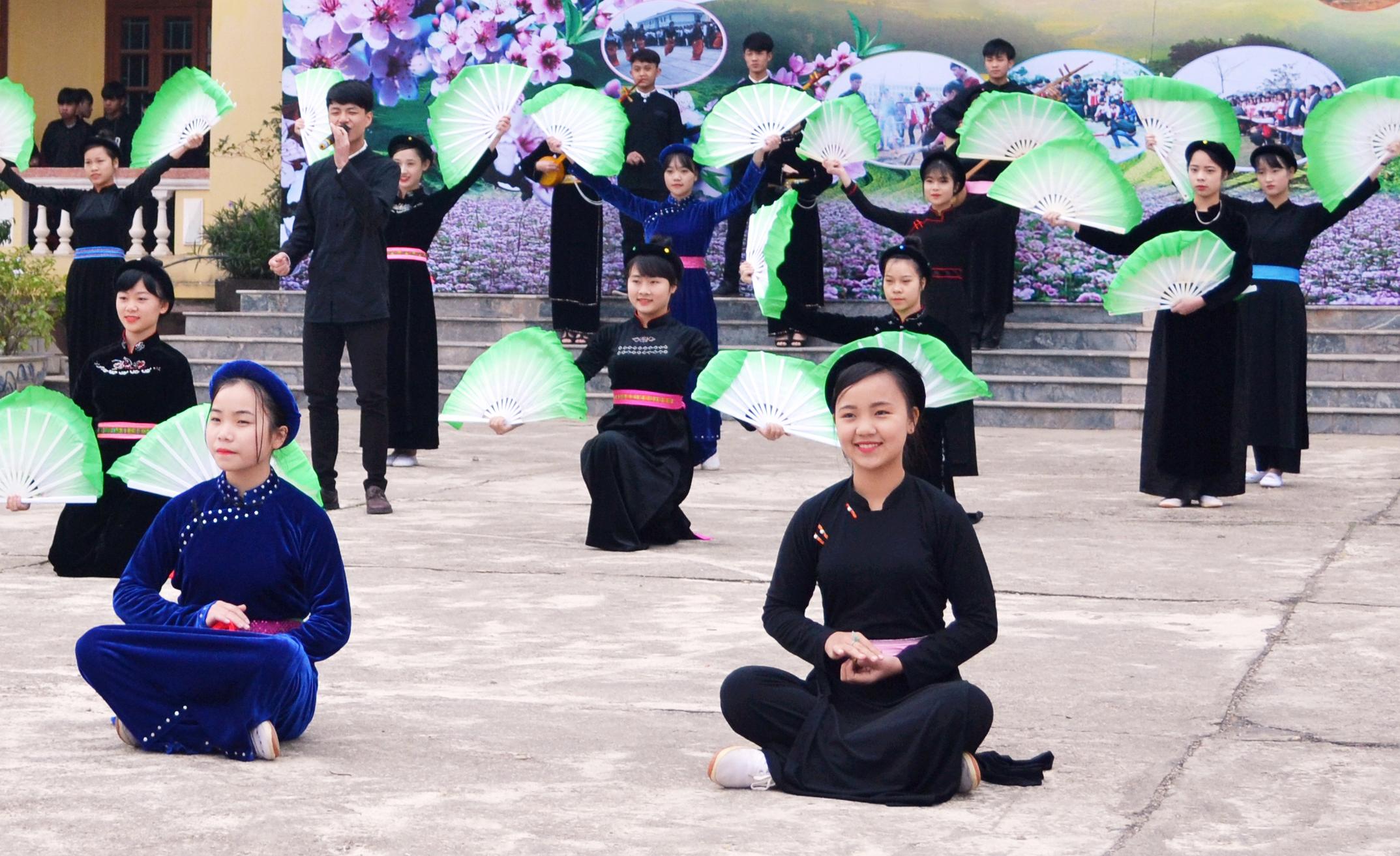 Còn nhớ đàn tính, hát then thì về...