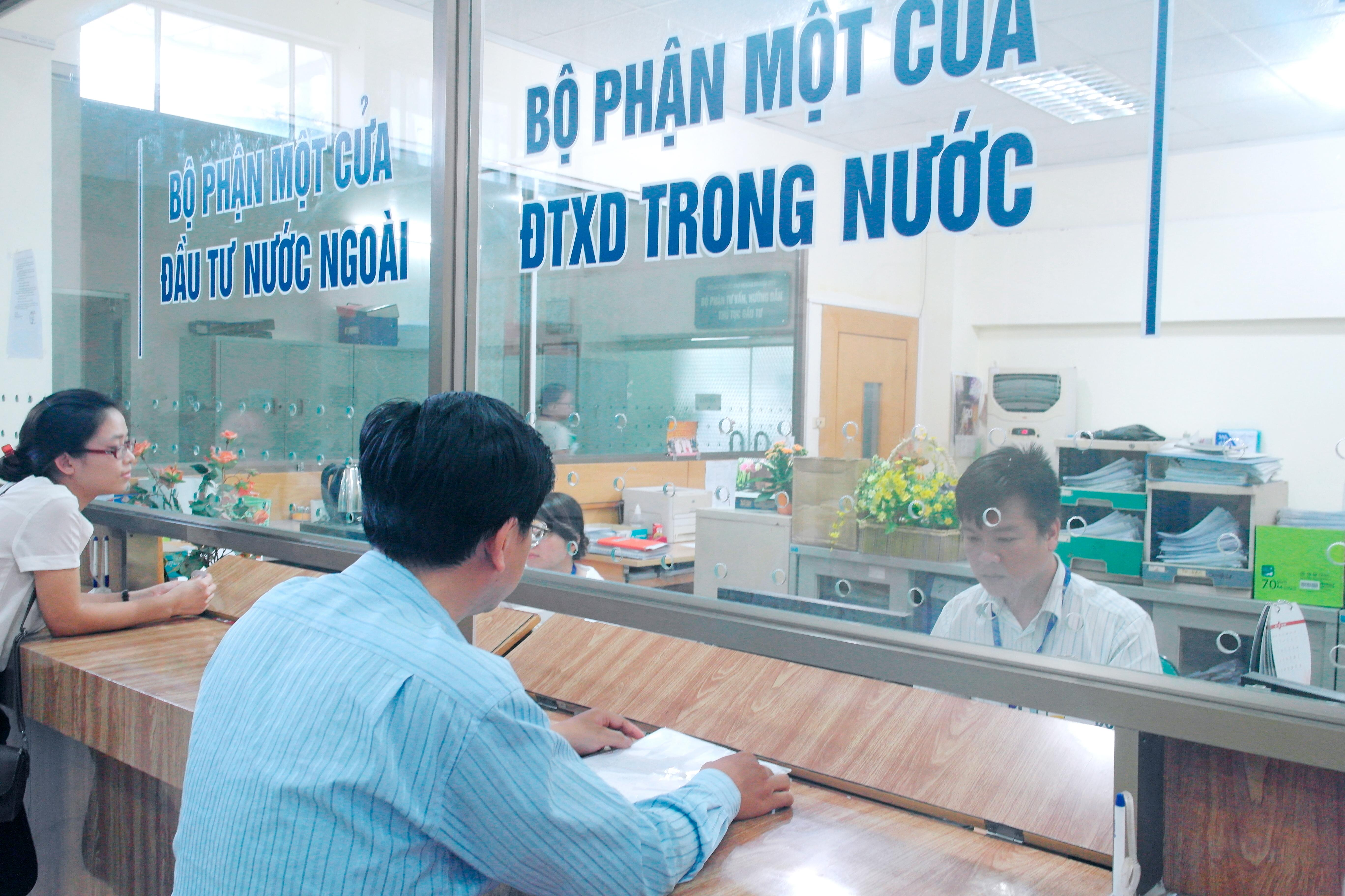 ĐI TRƯỚC MỞ ĐƯỜNG, PHÁ BỎ RÀO CẢN