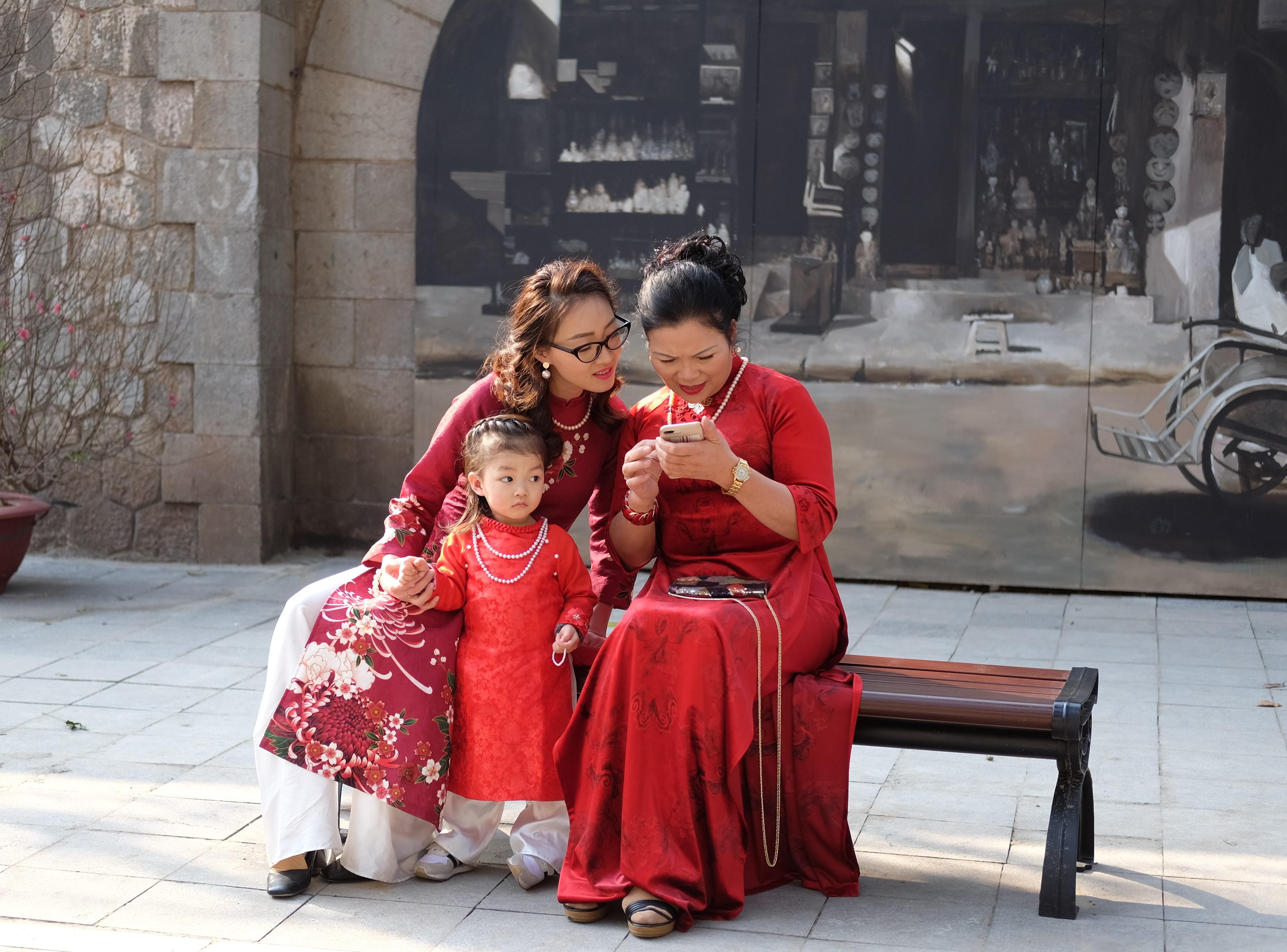 Hoài niệm về Hà Nội xưa tại phố bích họa Phùng Hưng