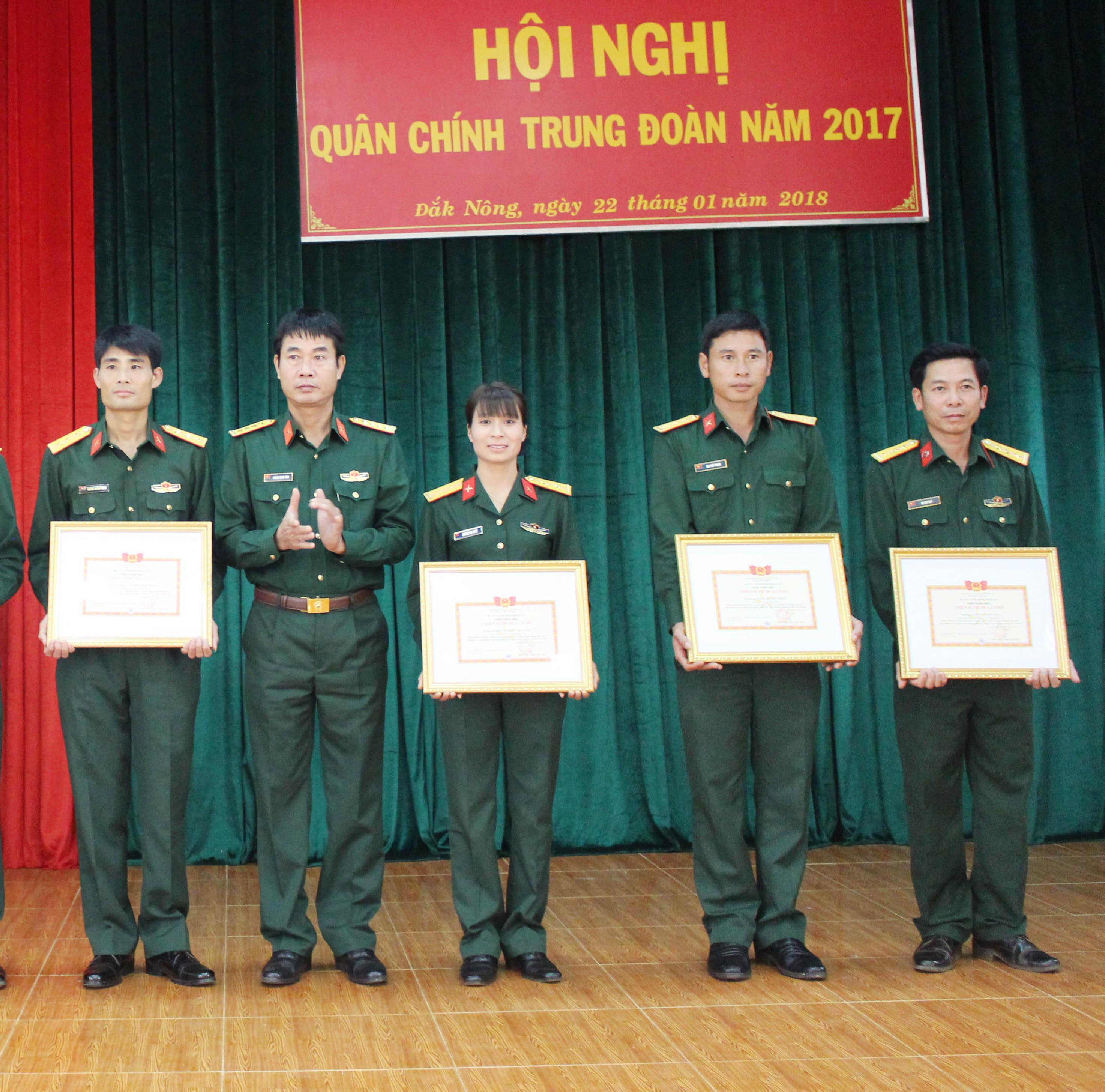 Nữ cán bộ giỏi việc hội, đảm việc nhà

