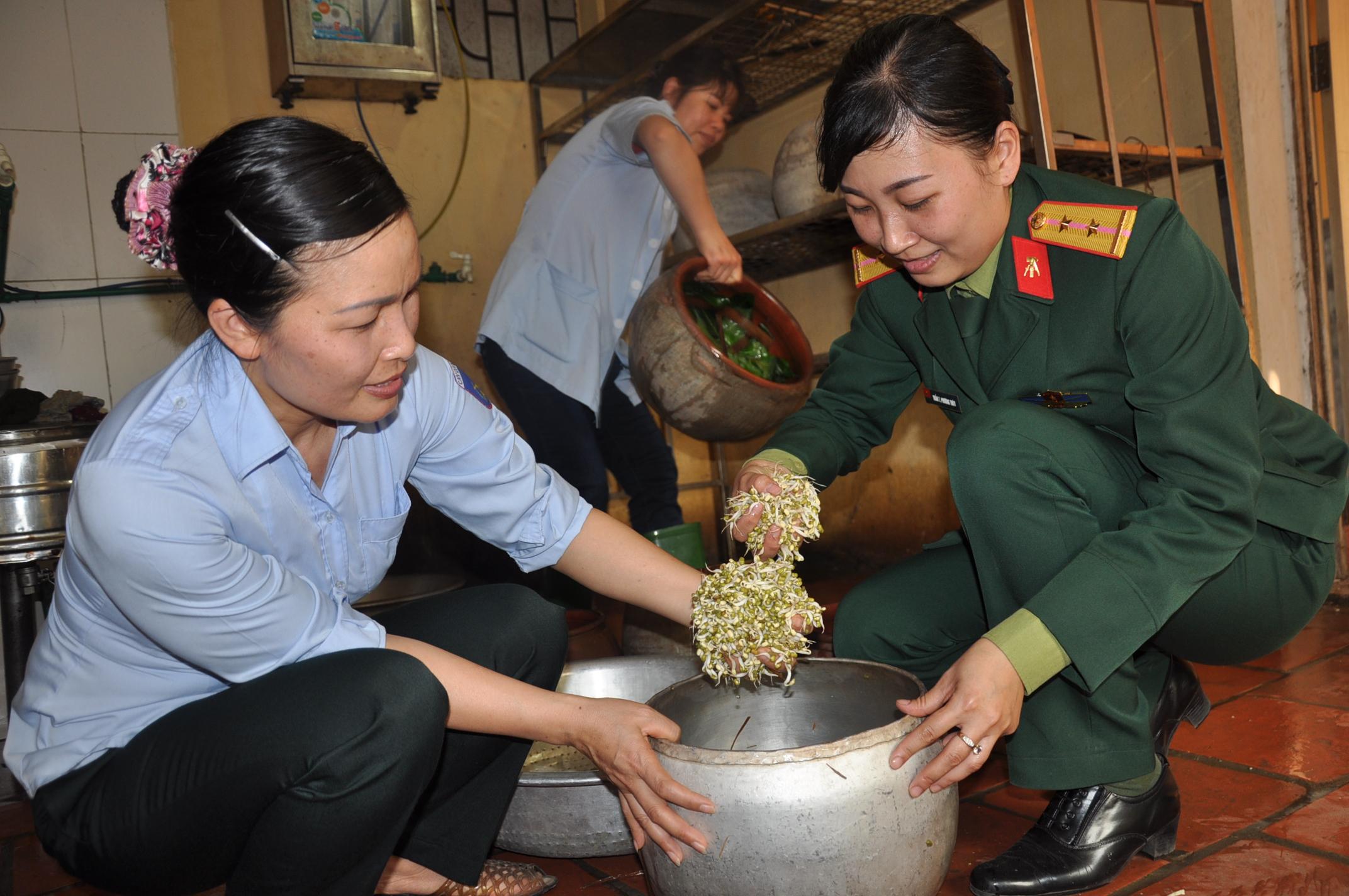 Heo đất no bụng, chị em ấm lòng

