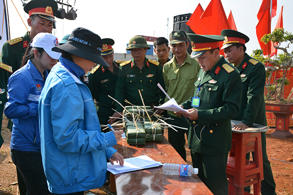 Khai mạc Hội trại và Hội thi bánh chưng xanh “Xuân biên cương thắm tình quân dân”