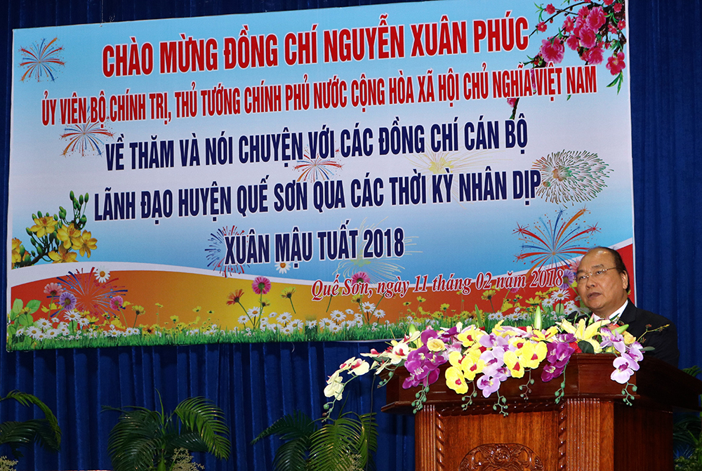 Thủ tướng Nguyễn Xuân Phúc thăm và nói chuyện với cán bộ lãnh đạo huyện Quế Sơn