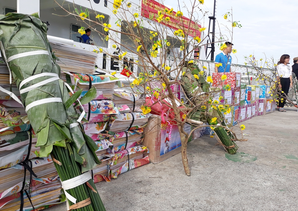 Hàng, quà Tết được tập kết tại bến trước khi được đưa lên tàu.