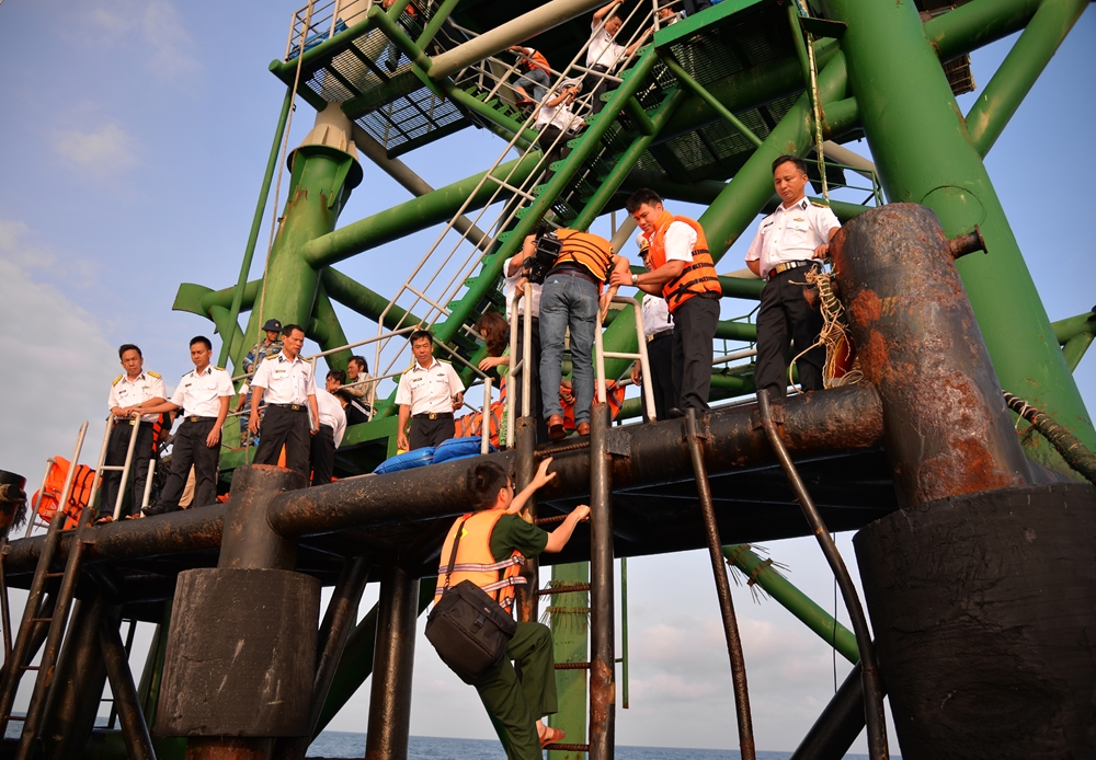 Thời tiết thuận lợi, Đoàn công tác tiếp cận và lên thăm cán bộ, chiến sĩ Nhà giàn DK1/10 (bãi cạn Cà Mau) - điểm cuối của hải trình.