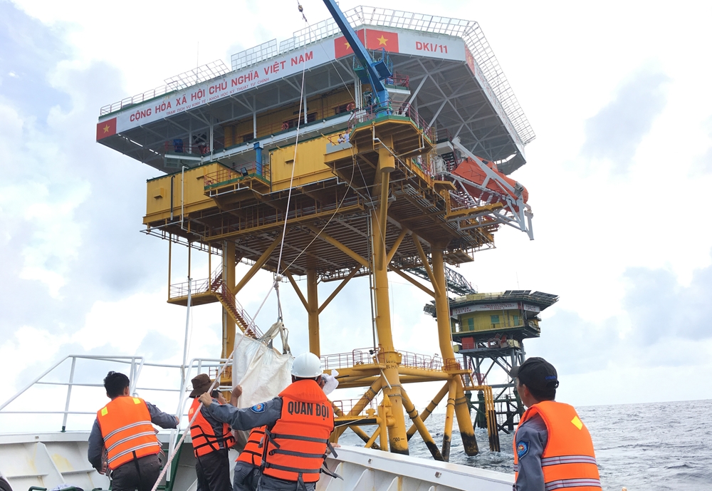 Chuyển quà Tết qua dây ròng rọc cho cán bộ, chiến sĩ nhà giàn.