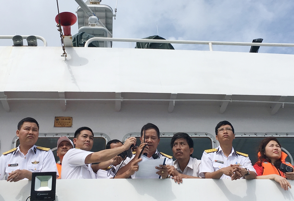 Cùng với đó, Đoàn công tác đứng ngoài cabin tàu để chúc Tết, thăm hỏi, động viên các cán bộ, chiến sĩ các nhà giàn qua bộ đàm và loa phóng thanh.