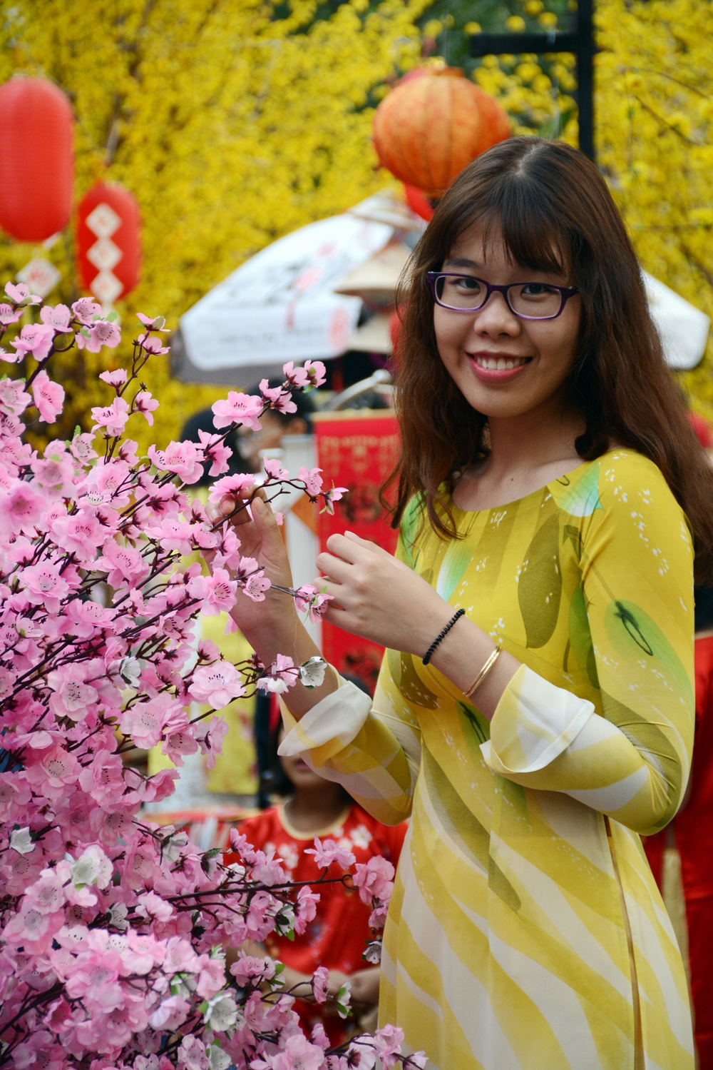 Thiếu nữ TP Hồ Chí Minh tạo dáng bên hoa Xuân.