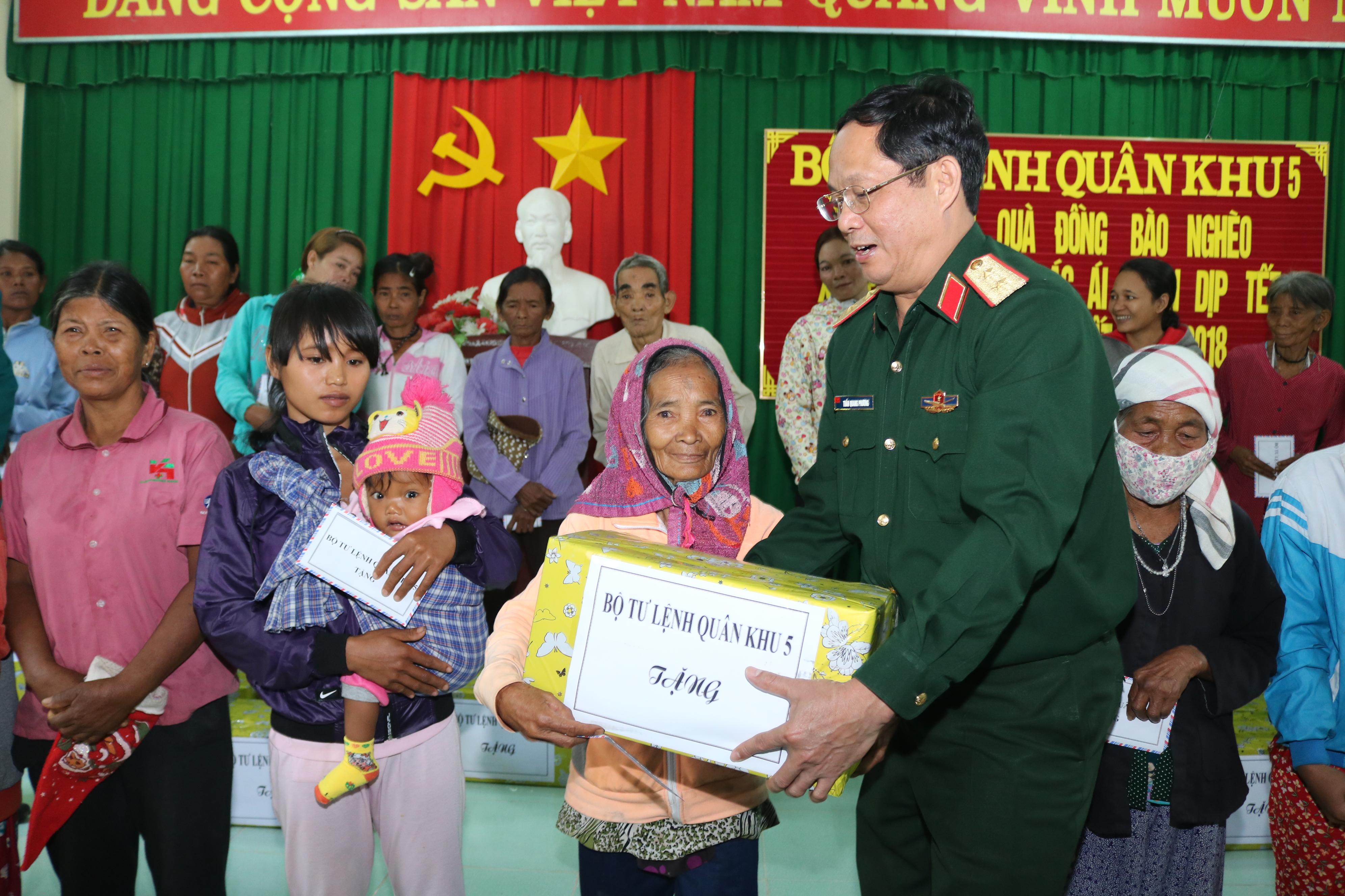 Mang xuân về buôn làng