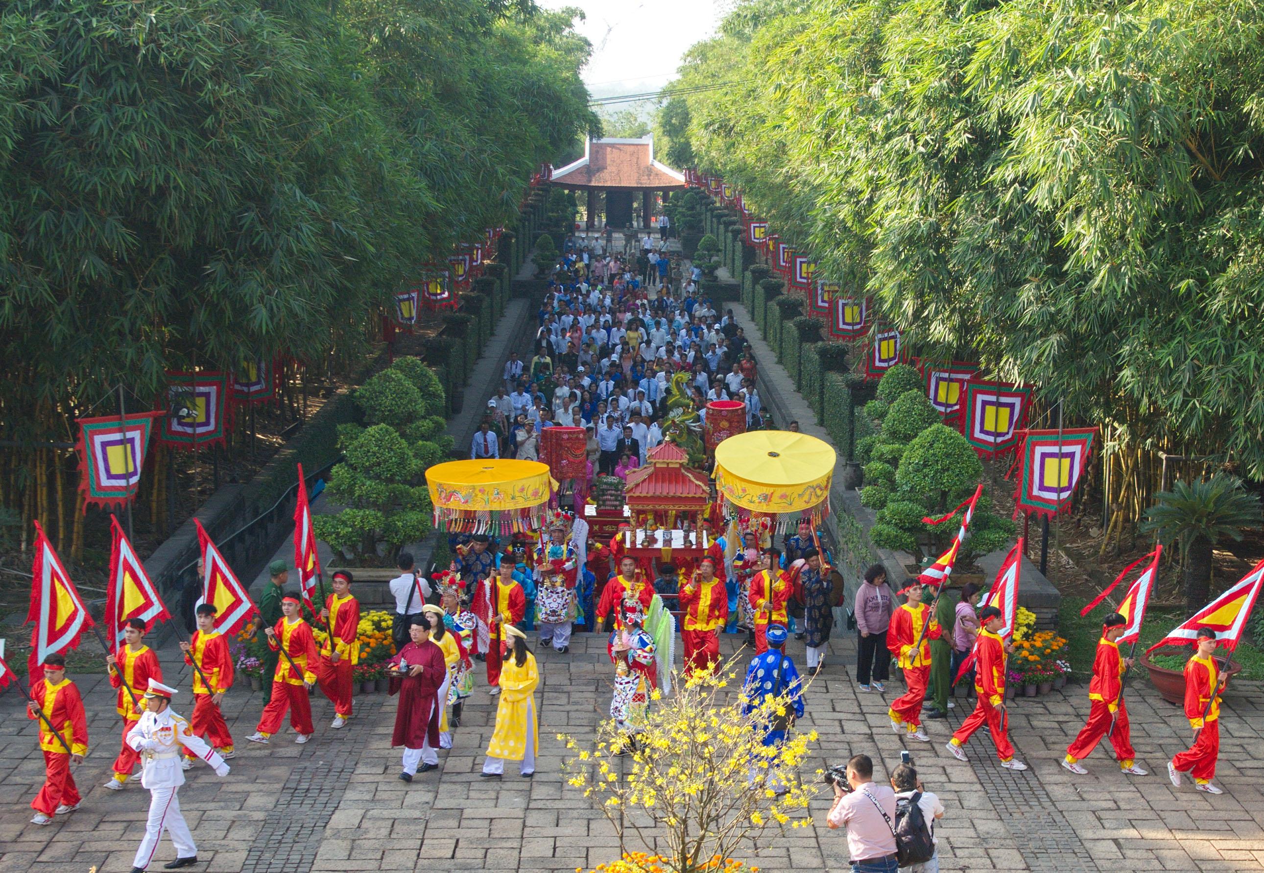 TP Hồ Chí Minh: Dâng cúng bánh tét Quốc Tổ Hùng Vương và Đức Lễ Thành Hầu Nguyễn Hữu Cảnh