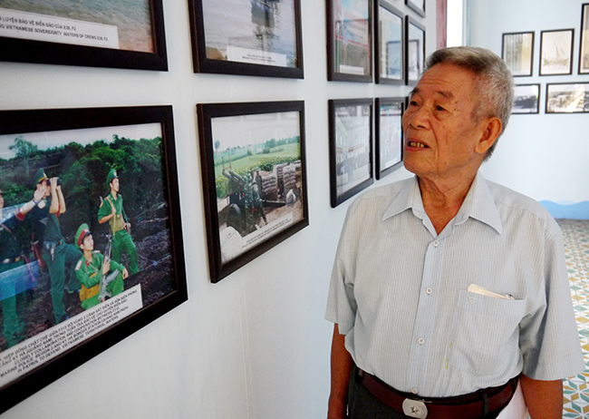 Chiếc áo ấm thủ trưởng trao