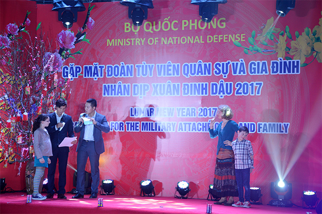 Tết Việt với tùy viên quân sự nước ngoài