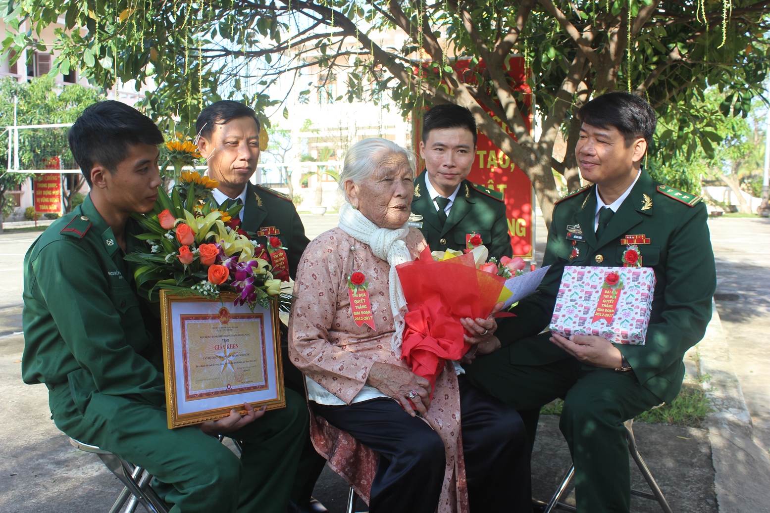 Chúng con mang mùa Xuân về bên Mẹ