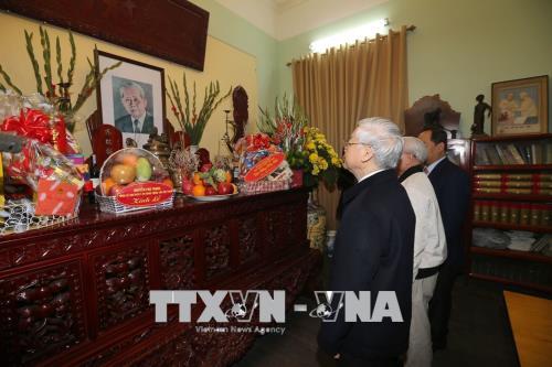 Tổng Bí thư Nguyễn Phú Trọng thắp hương tưởng nhớ Tổng Bí thư Lê Duẩn, Tổng Bí thư Trường Chinh 