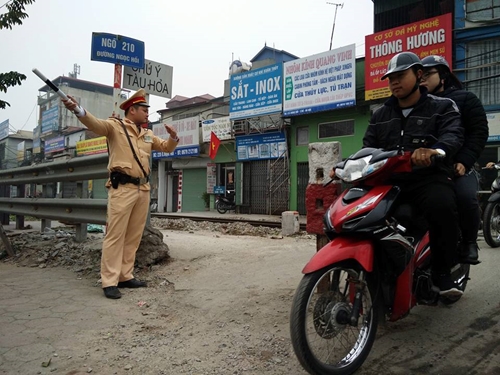 Hà Nội tăng cường cảnh sát giao thông tại các nút giao với đường sắt nguy hiểm

