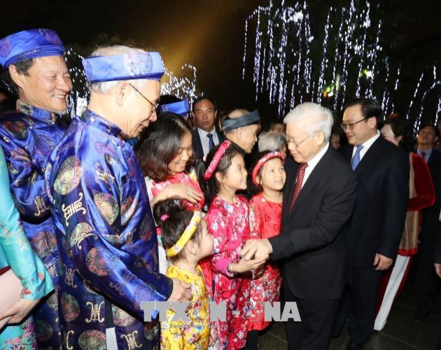 Tổng Bí thư Nguyễn Phú Trọng chung vui cùng người dân Thủ đô Hà Nội chào đón Giao thừa

