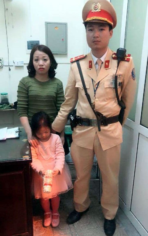 Cảnh sát giao thông TP Hà Nội giúp cháu bé bị lạc tìm lại mẹ

