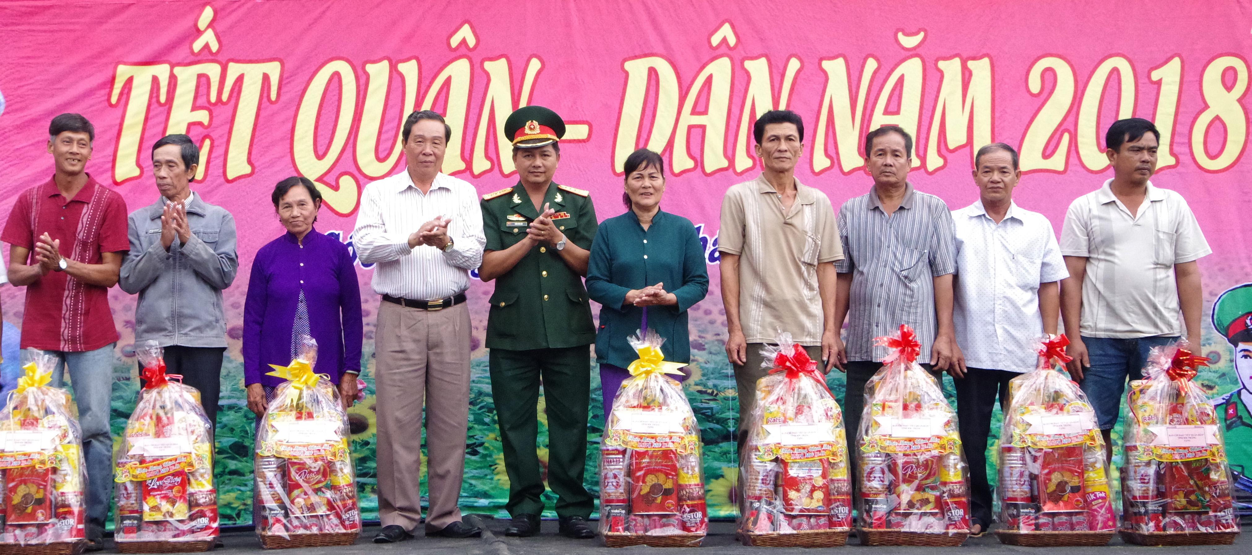 Nghĩa tình Tết quân-dân

