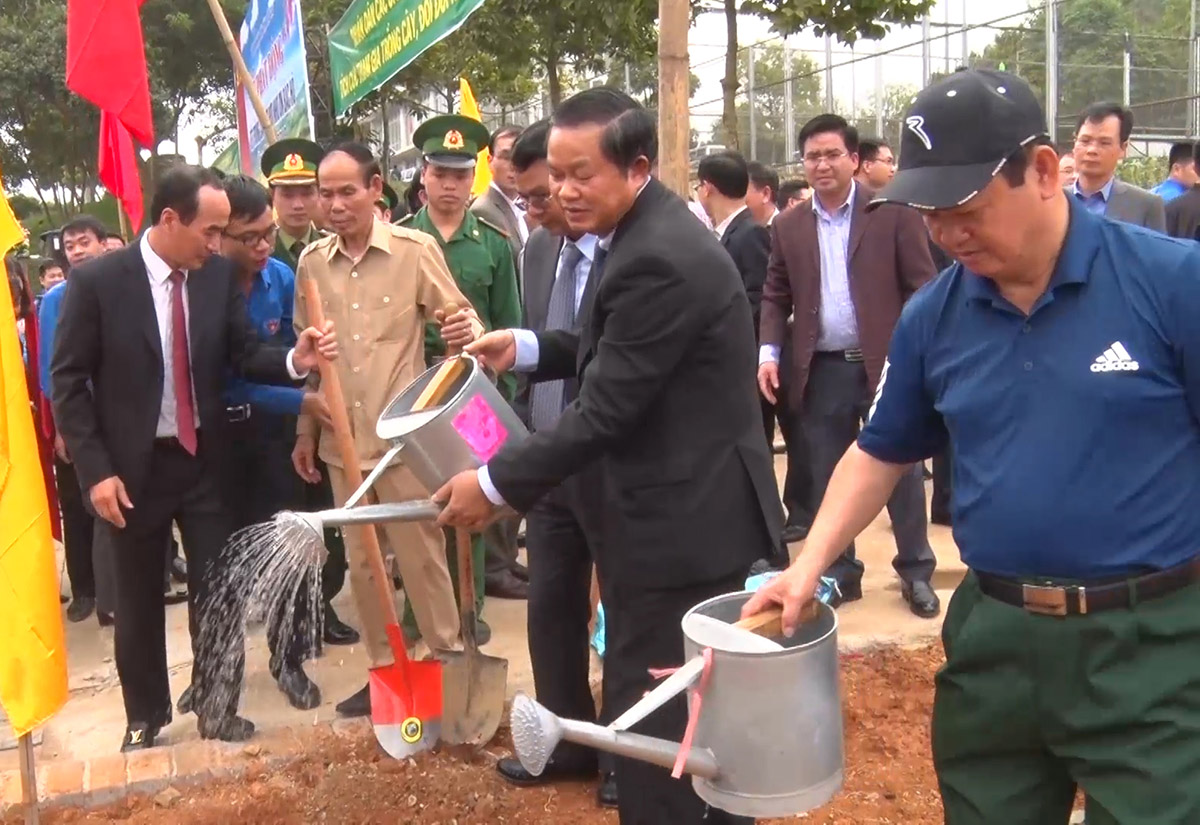 Phó Chủ tịch Quốc hội Đỗ Bá Tỵ hưởng ứng Tết trồng cây tại Lào Cai