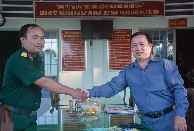 Thượng úy Võ Thanh Hùng trả lại 40 triệu đồng cho người đánh rơi