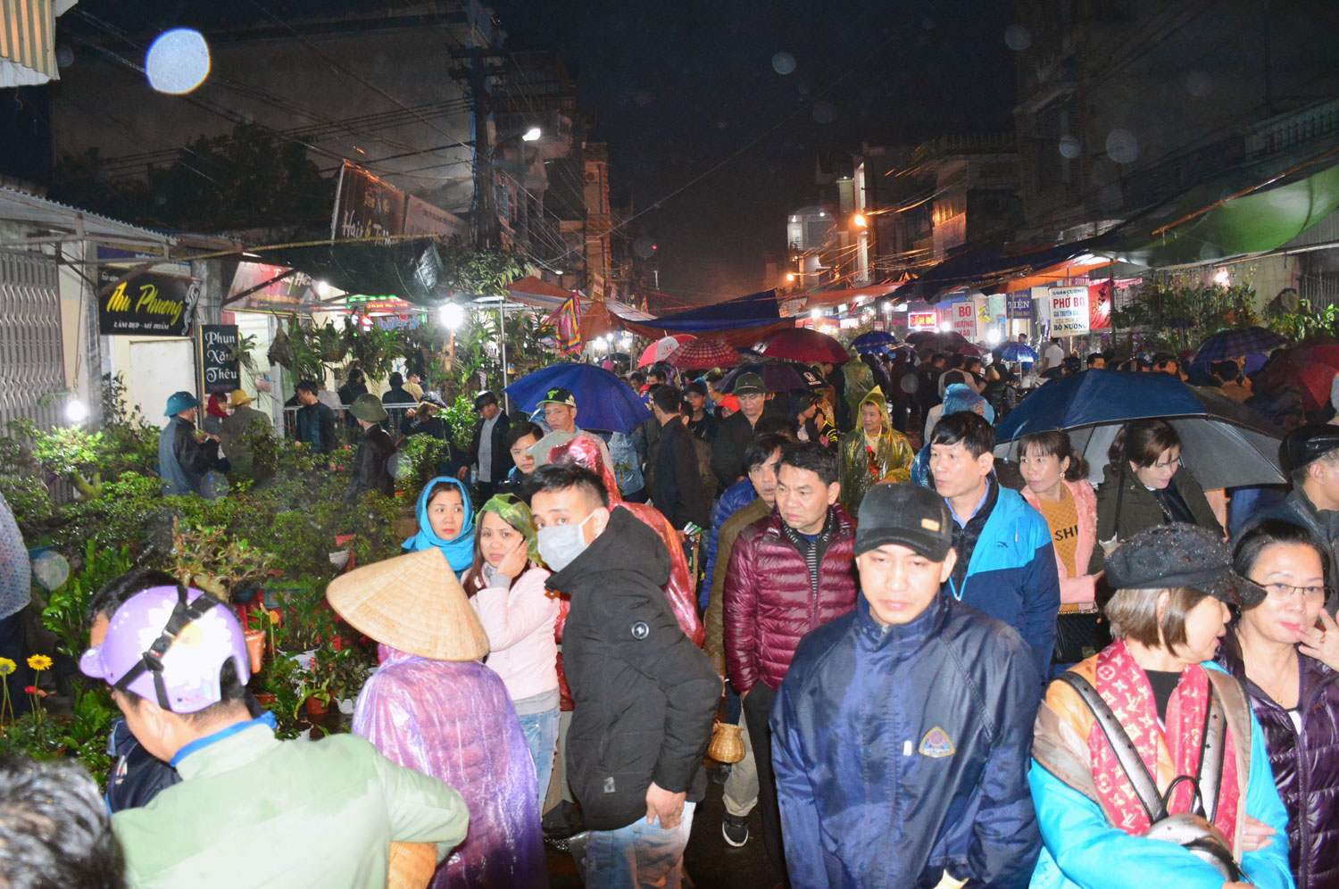 Đi chợ Viềng “bán rủi, mua may”