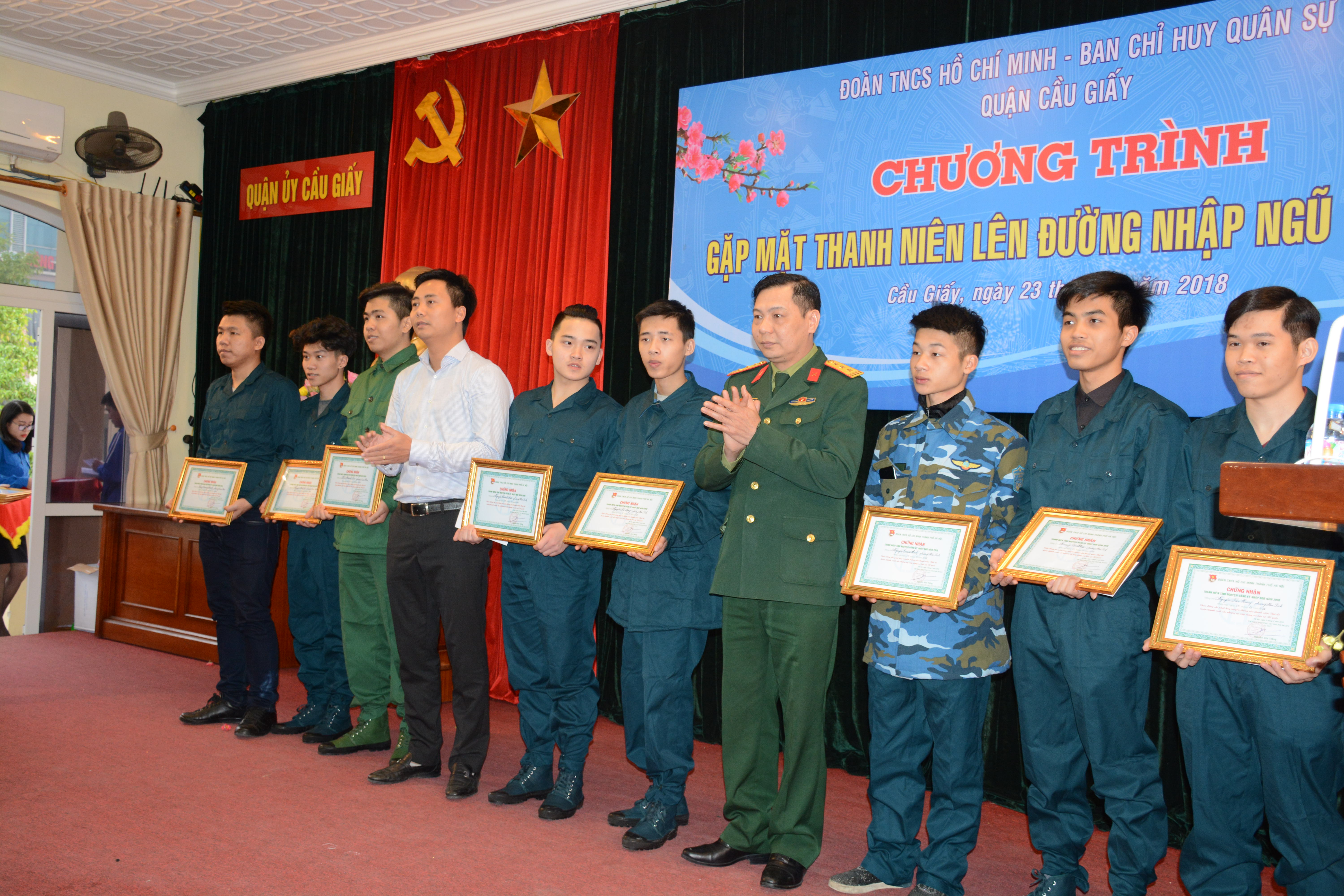 Quận Cầu Giấy gặp mặt thanh niên chuẩn bị lên đường nhập ngũ