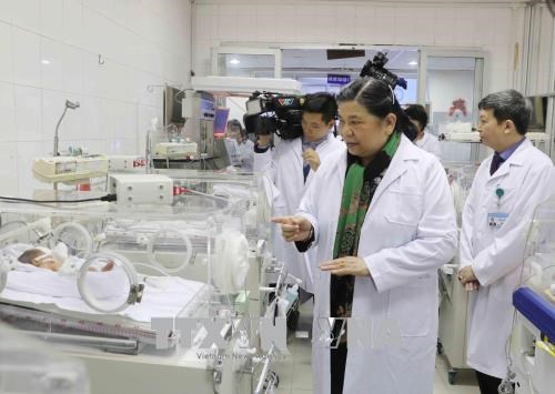 Đồng chí Tòng Thị Phóng thăm và chúc mừng các thầy thuốc Bệnh viện Phụ sản Trung ương