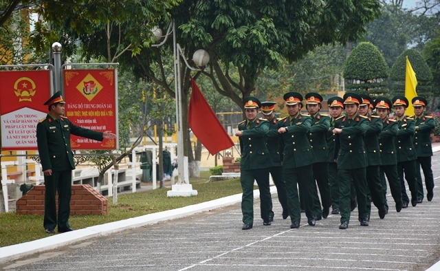 Cán bộ tích cực luyện tập đội ngũ chuẩn bị cho buổi lễ ra quân huấn luyện.