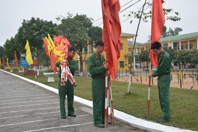 Pa nô, khẩu hiệu tuyên truyền cổ động được làm mới, trang trí rực rỡ tạo khí thế mới cho đơn vị.