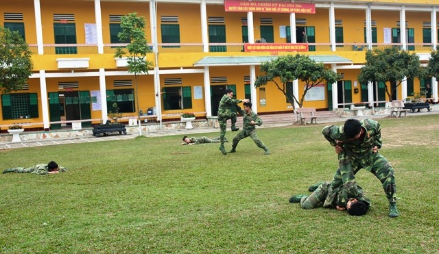 Chiến sĩ Đại đội Trinh sát 20 luyện tập võ thuật chuẩn bị trình diễn trong buổi lễ.