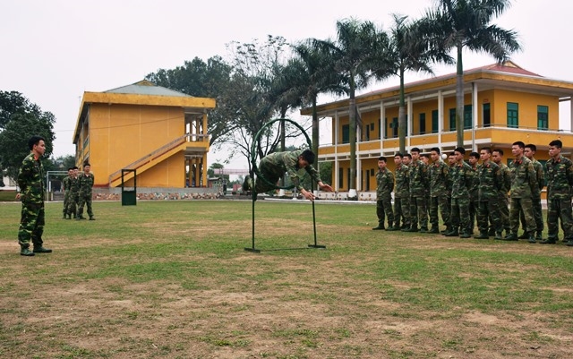 Tiết mục nhảy qua vòng lửa được các chiến sĩ luyện tập khá công phu.