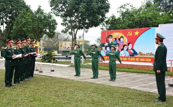 Cán bộ Đại đội 10, Tiểu đoàn 3 thông qua bài giảng huấn luyện Điều lệnh đội ngũ.