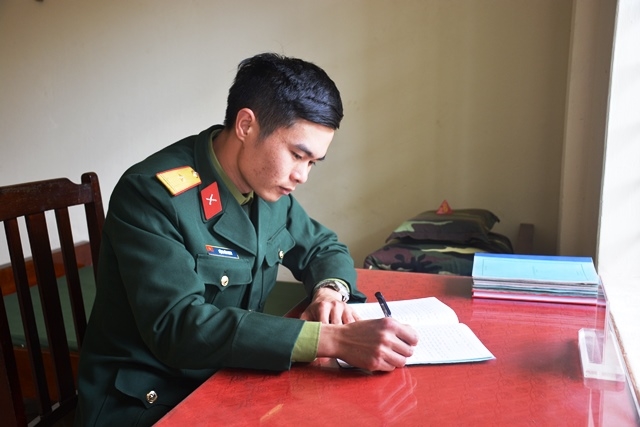 Thiếu úy Đặng Văn Ninh, Trung đội trưởng, Trung đội 5, Đại đội 10, Chiến sĩ Thi đua cơ sở năm 2017 tranh thủ thời gian nghiên cứu bài giảng chuẩn bị huấn luyện.