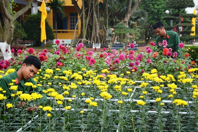 Những bồn hoa được chăm sóc chu đáo điểm tô cho đơn vị thêm đẹp trước ngày ra quân huấn luyện.