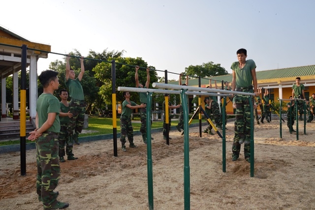 Để bảo đảm sức khỏe tốt cho huấn luyện, bộ đội tích cực rèn luyện thể lực.