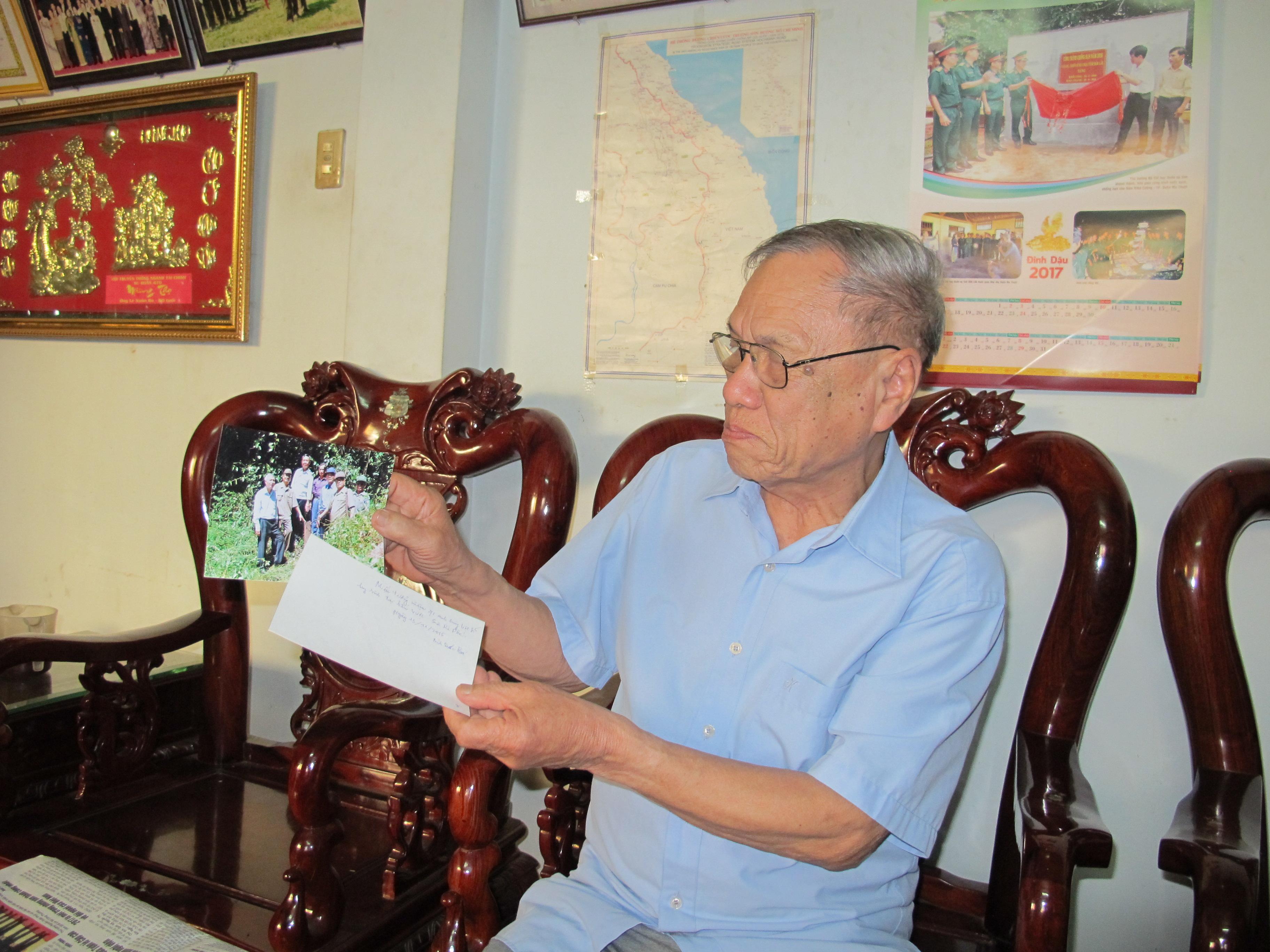 Người anh hùng nặng tình đồng đội

