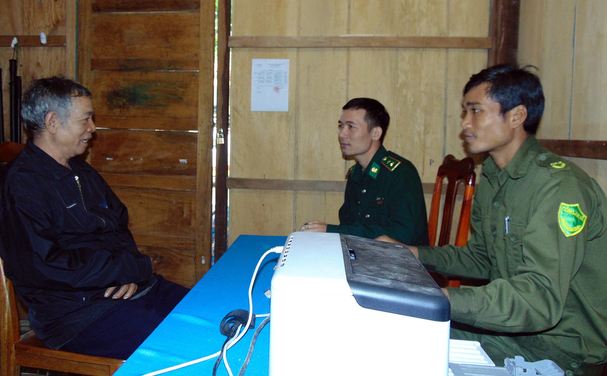 Gương sáng già làng